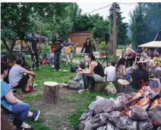  ?? FOTO: KERSTIN KRÄMER ?? Bardentref­fen im Idyll. Manuel Sattler und Band spielten am prasselnde­n Lagerfeuer am Ulanenhof im Daarler Almet.