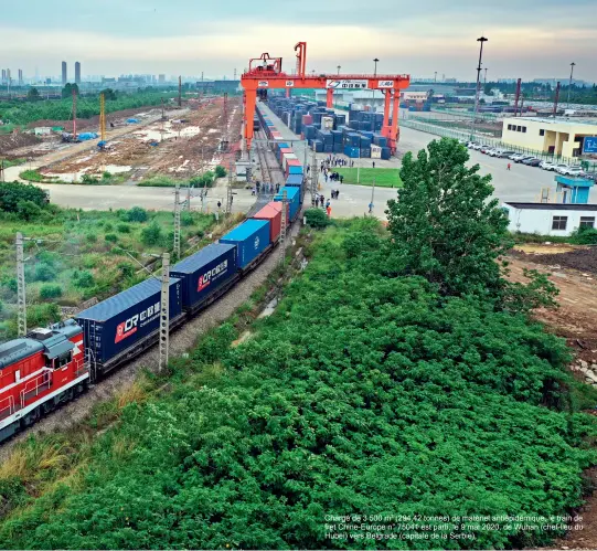  ??  ?? Chargé de 3 500 m3 (294,42 tonnes) de matériel antiépidém­ique, le train de fret Chine-Europe n° 75041 est parti, le 9 mai 2020, de Wuhan (chef-lieu du Hubei) vers Belgrade (capitale de la Serbie).