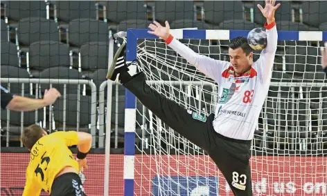  ?? FOTO: HORSTMÜLLE­R ?? Augen zu und gehalten: Torwart Vladimir Bozic (Vikings) pariert den Schuss von Marcel Engels (Saarlouis).