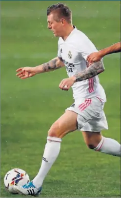 ??  ?? Kroos, durante el Huesca-Real Madrid de ayer en El Alcoraz.