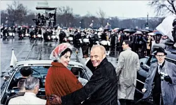  ?? AP FILE ?? Mercury astronaut John Glenn, with his wife Annie, gets a hero’s welcome at a 1962 parade in his honor in Washington.