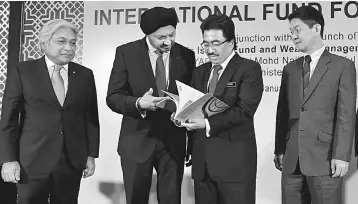  ??  ?? Johari (second right) officialy launch of Malaysia’s Islamic Fund and Wealth Management Blueprint during Internatio­nal Fund Forum 2017 yesterday. Also present is Ranjit (second left) and Muhammad Ibrahim (left). — Bernama photo