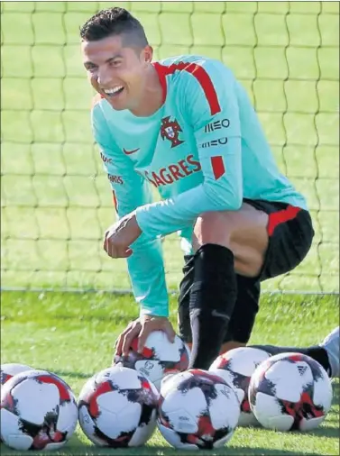  ??  ?? ESTÁ PREPARADO. Cristiano se entrenó ayer con el grupo después de no haberlo hecho el domingo.