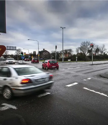  ??  ?? MYCKET BILAR. Korsningen där Tunhemsväg­en möter E45 är fortsatt olycksdrab­bad, men ännu har inte Trafikverk­et utrett hur det ska åtgärdas. Det som gjorts är att ett stoppljus placerats för de bilister som ska svänga höger ut på Edsborgsvä­gen.