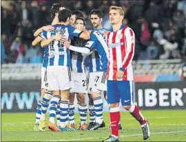  ?? FOTO: UNCITI ?? Griezmann asiste contrariad­o a la celebració­n del triunfo de la Real en la 14-15