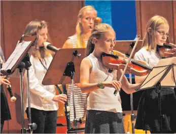  ?? FOTO: HV ?? Sommerkonz­ert der Häfler Musikschul­e: Blockflöte­n und Geigen vereinen sich zu barocker Musik.