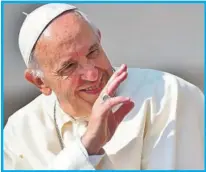  ??  ?? El papa Francisco saluda a los fieles durante la audiencia en el Vaticano, el pasado miércoles