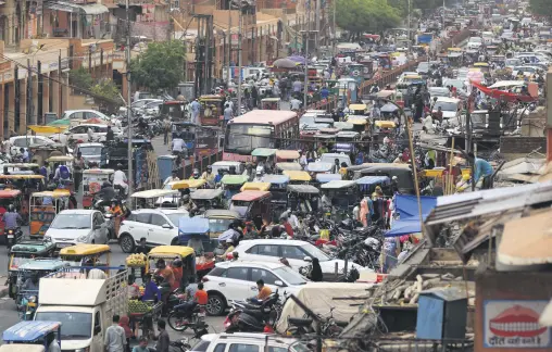  ??  ?? Vehicles crowd a road of the walled city amid a surge in coronaviru­s cases, Jaipur, Rajasthan, India, April 14, 2021. (Photo by Getty Images)