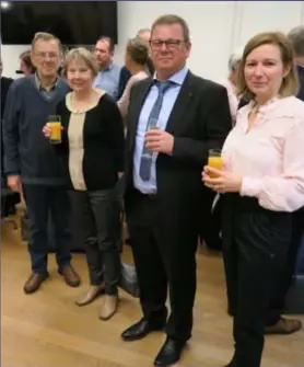  ?? FOTO JAN AUMAN ?? Sven Deckers, de nieuwe burgemeest­er van Brecht, omringd door vader Jos, moeder Mariette en echtgenote Anja Arnouts.