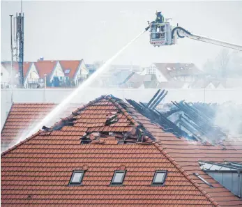  ?? FOTO: CHRISTOPH SCHMIDT/DPA ?? Richtet ein Brand schweren Schaden am Haus an, springt die Wohngebäud­eversicher­ung ein.