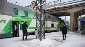  ?? KSF MEDIA-ARKIV
FOTO: LINA ENLUND/ ?? Kritiker av entimmestå­get befarar att trafiken på kustbanan blir glesare
■ och att tåget i framtiden inte stannar till exempel i Karis.