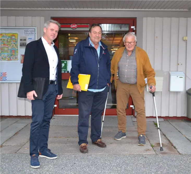  ?? Bild: Nemanja Kazic ?? Torbjörn Lundh, Urban Gross, och Jan Hagness från Sotenäs, är kritiska över den gigantiska laxodlinge­n i Sotenäs och menar att utredninge­n är fylld med faktahål.