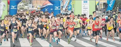  ?? FOTOS: PERE PUNTÍ ?? Arriba, salida de la prueba de infantil masculino. Debajo, a la izquierda, primeros metros de los benjamín masculinos, y, a la derecha Júlia Hurtado, 1ª fémina alevín, que compitió en la prueba junto a su hermana gemela Carla.