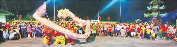  ??  ?? Visitors enchanted by a dragon dance performanc­e.