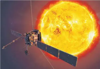  ?? FOTO: ATG MEDIALAB/DPA ?? Computerze­ichnung mit dem Solar Orbiter vor der Sonne: Die Sonnensond­e „Solar Orbiter“wurde von Airbus Defence and Space geplant und gebaut. Der Raumfahrts­ektor soll zu technologi­schen Durchbrüch­en verhelfen.