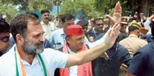  ?? ?? Congress leader Rahul Gandhi and Samajwadi Party chief Akhilesh Yadav waves to supporters in Kannauj on Friday.
