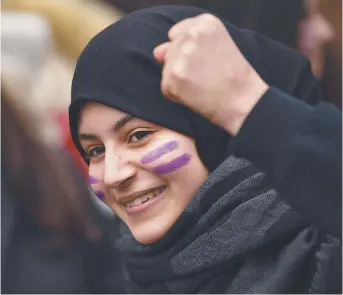  ??  ?? Cette jeune Marocaine a marché en compagnie de nombreuses autres femmes au cours d’un rassemblem­ent à Pampelune, en Espagne. - Associated Press: Alvaro Barrientos