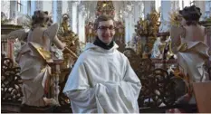  ??  ?? Bruder Aloysius, hier in der Pfarrkirch­e St. Marien in Neuzelle, freut sich über die neuen Perspektiv­en in Brandenbur­g.