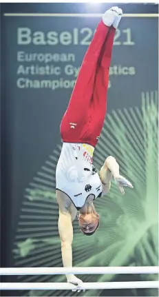  ?? FOTO: GEORGIOS KEFALAS/DPA ?? Bronze-Darbietung: Lukas Dauser turnt bei der EM am Barren und holt die erste deutsche Medaille.