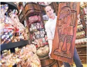  ??  ?? Michael Nobis, Printenbäc­ker am Münsterpla­tz, zeigt eine große Holzform. Er selbst mag am liebsten die schlichte Kräuterpri­nte.