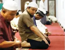  ?? DERY RIDWANSAH/JAWA POS ?? SETELAH 10 BULAN 11 HARI: Novel Baswedan saat menunaikan salat Subuh di Masjid Al Ihsan, Kelapa Gading, Jakarta Utara, kemarin (23/2).