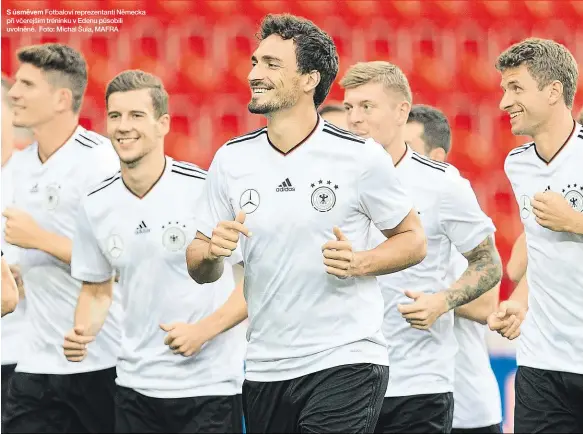  ??  ?? S úsměvem Fotbaloví reprezenta­nti Německa při včerejším tréninku v Edenu působili uvolněně. Foto: Michal Šula, MAFRA
