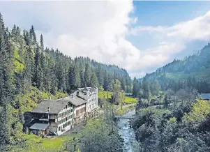  ?? FOTO: HOTEL ROSENLAUI ?? Das Hotel „Rosenlaui“im Berner Oberland bietet einen Ausstieg aus dem digitalen Leben – in traumhafte­r Landschaft.