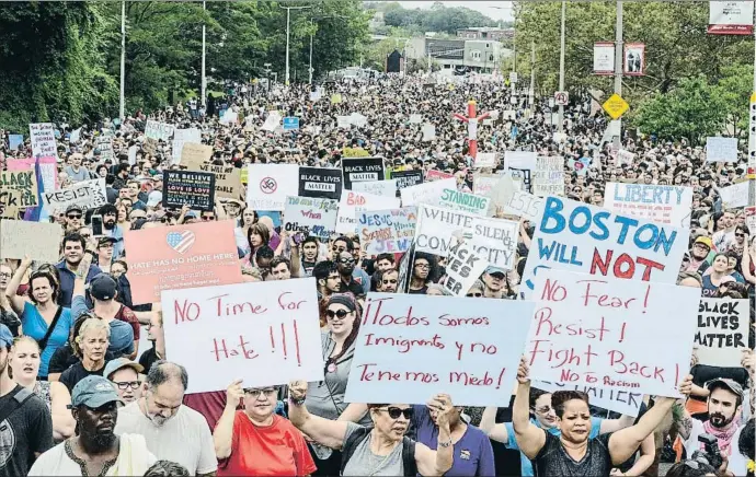  ?? STEPHANIE KEITH / REUTERS ?? La manifestac­ión de ayer en Boston fue una reacción a la convocator­ia de una marcha ultra “por la libertad de expresión” que acabó reuniendo a sólo unas docenas