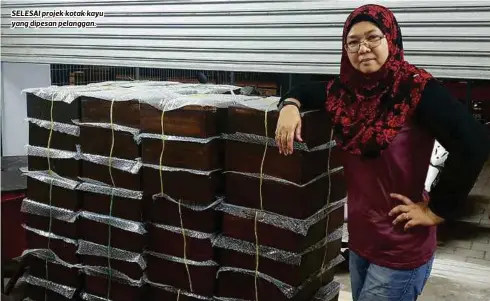  ??  ?? SELESAI projek kotak kayu yang dipesan pelanggan.