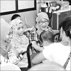  ??  ?? (From left) Twins Nurizatul and Nurizati and their mum Hamidah with fellow patients of the Clapam charity project.