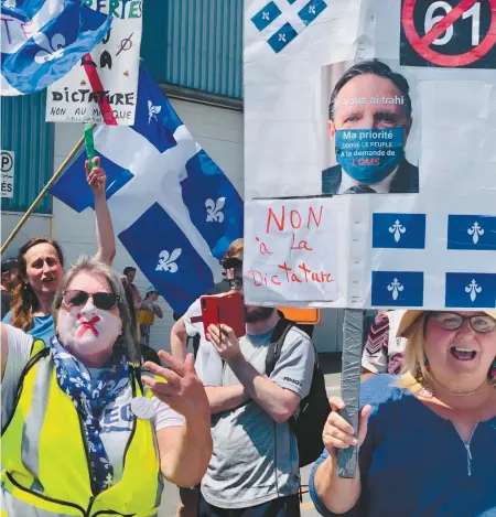  ?? MARCO BÉLAIR-CIRINO LE DEVOIR ?? Quelques dizaines de personnes réfractair­es au port obligatoir­e du masque ont manifesté mardi à Saint-Jérôme, à l’occasion du passage dans cette ville du premier ministre, François Legault.