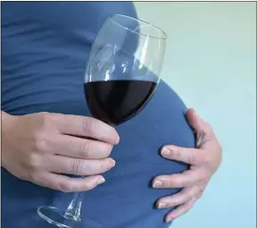  ??  ?? On ne sait pas à partir de quel seuil l’alcool peut nuire à un bébé.