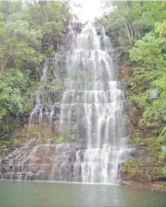  ??  ?? El Salto Cristal recibe un promedio de 200 turistas por día, pero no está habilitado por la Senatur.