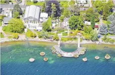  ?? FOTO: BARBARA BAUR/DPA ?? Schwimmend­e Gärten sind die Besonderhe­it bei der Landesgart­enschau in Überlingen.