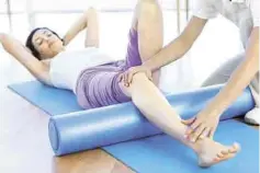  ??  ?? Importante. Cuando sientas un dolor en la rodilla, es recomendab­le acudir primero con un especialis­ta encargado de aplicar el tratamient­o adecuado.