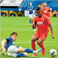  ?? MARTIN MEISSNER / AFP ?? Titular. El volante ecuatorian­o Carlos Gruezo (d) durante el juego ante el Schalke 04.