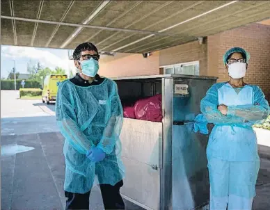  ?? MANÉ ESPINOSA ?? Raúl Rodriguez y Yokasta Elvira, trabajador­es de la limpieza en el hospital de Igualada