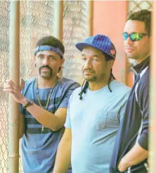  ??  ?? ↑ Fausto Mata, Manolo Ozuna y Albert Mena durante la filmación en Santo Domingo Norte.