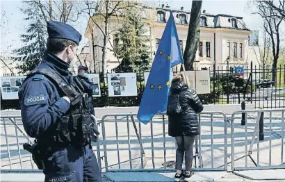  ?? CZAREK SOKOLOWSKI / AP ?? Una mujer exhibe una bandera europea ante la sede del Tribunal Constituci­onal polaco, en Varsovia