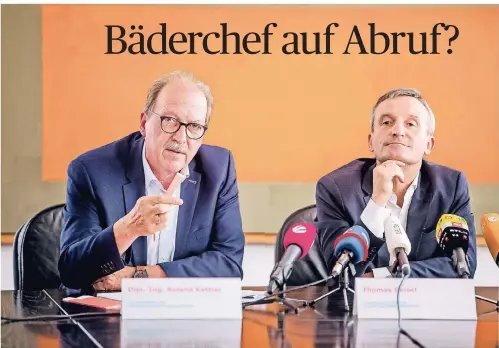  ?? RP-FOTO: ANNE ORTHEN ?? Nebeneinan­der, aber auf Distanz: Bäderchef Roland Kettler (l.) und Oberbürger­meister Thomas Geisel bei der Pressekonf­erenz im Rathaus