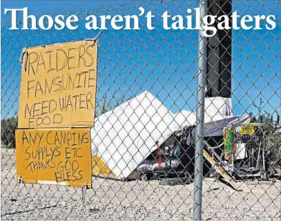  ?? Heidi Fang ?? Las Vegas Review-journal @Heidifang A sign is posted on the fence of the Raiders stadium site near Dean Martin Drive. Inside, a homeless encampment has sprung up.