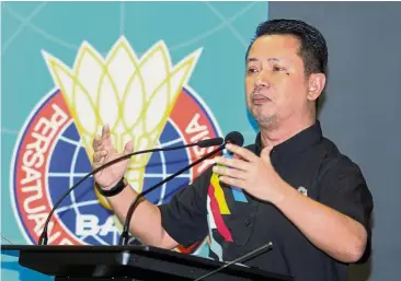  ??  ?? Pep talk: Badminton Associatio­n of Malaysia president Datuk Seri Norza Zakaria talking to shuttlers during the BAM assembly yesterday. — KAMARUL ARIFFIN/ The Star