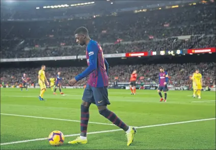  ??  ?? La valentía y frescura de Dembélé fue una de las claves de la victoria del Barça. El público premió al francés