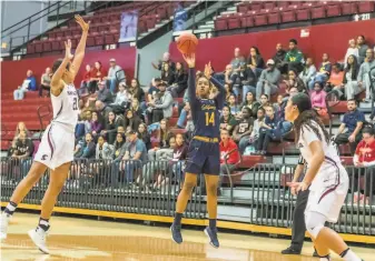  ?? Douglas Stringer / Icon Sportswire via Getty Images 2017 ?? Former Cal guard Kianna Smith made the Pac12’s AllFreshma­n team in 201718.