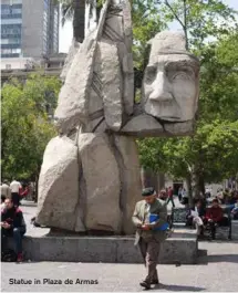  ??  ?? Statue in Plaza de Armas