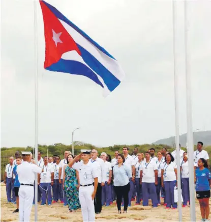  ?? FUENTE EXTERNA ?? La delegación de Cuba hace reverencia a su bandera en la Villa Centroamer­icana.
