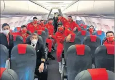  ??  ?? Los jugadores de la Selección, en el avión que les llevó a Polonia.