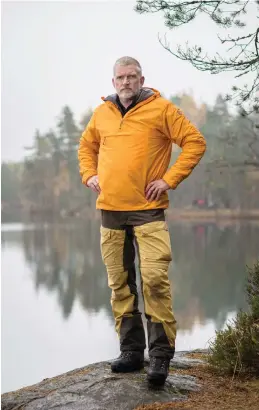  ?? FOTO: ANTTI HALINEN ?? öVERLEVNAD­SEXPERT. Patrick Degerman är programled­are för ”Kändis-Robinson” i Noux nationalpa­rk.