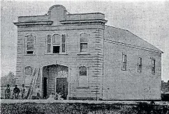  ?? FROM OLD MANAWATU¯ , BY T LINDSAY BUICK ?? Above, Snelson’s auction mart, 1877; above right, The Foresters’ Hall exterior, 1877; below left, the town hall, 1877; below right, The Square, northwest, 1877.