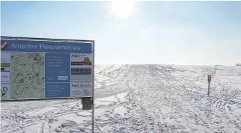  ?? FOTO: LANG ?? An der Zufahrt zum Sportplatz des SV Arnach ist der Einstiegsp­unkt für die Dorfrunde und die Panoramalo­ipe.